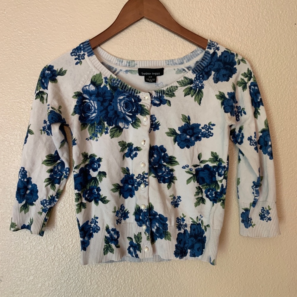 Sweater Project brand romantic blue and white floral 1/2 sleeve cardigan